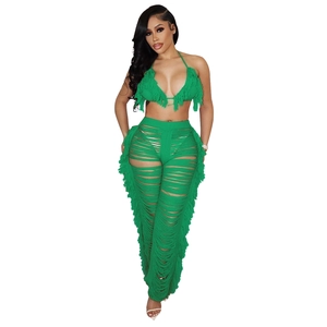 Details des smaragdgrünen Fransen-Sets mit Neckholder-Top und Cut-out-Strickhose