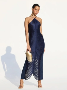 Dettaglio dell'abito blu scuro a collo alto con frange lunghe e texture elegante