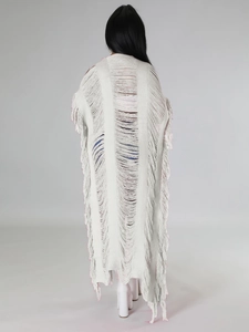 Vue arrière du cardigan en tricot blanc avec ourlet à franges et motifs ajourés élégants