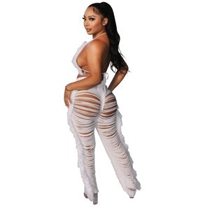 Detail von weißem Neckholder-Top und High-Waist-Hose mit Fransen und Cut-Out-Design