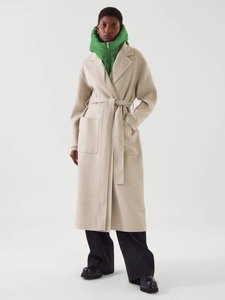 Détails du manteau long couleur avoine avec ceinture à la taille et grandes poches avant
