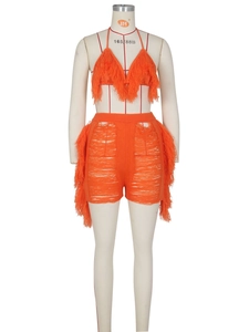 Ensemble deux pièces en tricot orange vif avec haut dos nu et short à franges ajouré