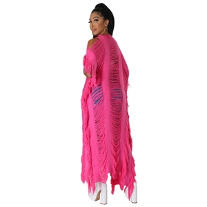Vue détaillée du cardigan en maille rose avec des franges surdimensionnées et déchirées
