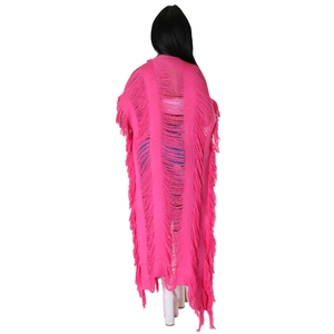 Détails du gilet en maille rose fuchsia avec franges bohèmes et motifs ajourés