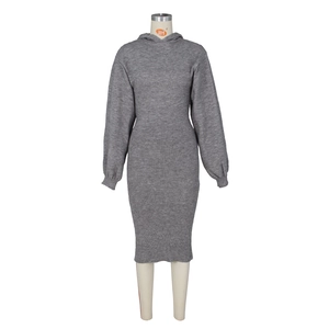 Détail d'une robe en maille grise avec capuche, manches lanterne et taille côtelée