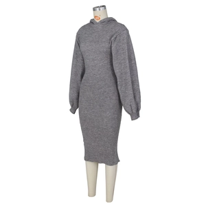 Détail de la robe tricotée grise avec capuche, manches lanterne et texture côtelée