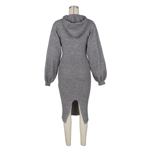 Vue détaillée de la fente arrière élégante sur cette robe mi-longue en maille à capuche