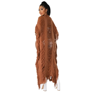 Détail d'un cardigan en maille bohème avec de longues franges et texture ajourée au dos