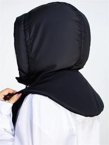 Col capuche noir matelassé montrant le tissu coupe-vent et le rembourrage épais