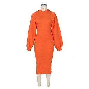 Détails du tricot d'une robe orange à capuche avec des manches bouffantes