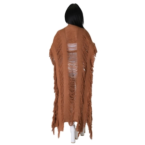 Détail d'un gilet bohème en maille marron avec motifs ajourés et longues franges fluides