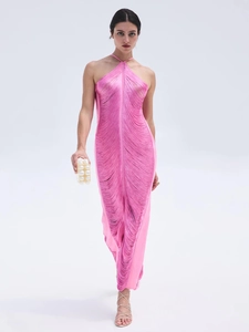 Dettaglio dell'abito rosa con frange che mostra la trama fine e il design dello scollo a V