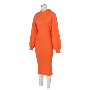 Détail de la robe pull orange à capuche montrant la texture côtelée verticale de l'ourlet