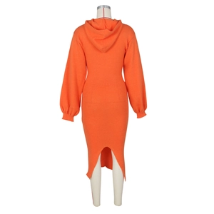 Détail de la robe en tricot orange avec fente au dos et texture à côtes fines