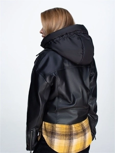 Détail d'un gilet noir à capuche en similicuir avec fermeture éclair et texture premium