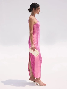 Dettaglio dell'abito fucsia con frange sottili, spacco laterale e nappe eleganti