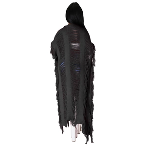 Détails d'un gilet en maille noire avec texture ajourée déchirée et longues franges fluides