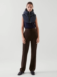Vue détaillée d'un col à capuche matelassé bleu marine avec gilet et pantalon minimalistes
