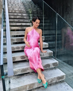 Dettaglio dell'abito lungo rosa con frange e scollo all'americana per premaman