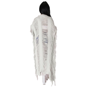 Détail du cardigan gris clair avec dos ajouré effiloché et longues franges au bas du vêtement