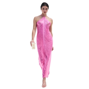 Elegante abito rosa allacciato al collo con frange e vita sottile per serate di gala