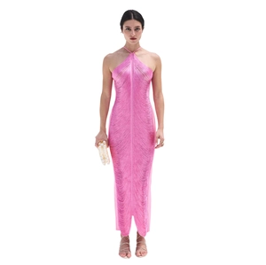 Vista frontale dell'abito halter rosa con frange e nappe a strati per abiti da cocktail