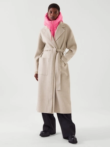 Manteau beige en laine avec faux col à capuche rose vif et pantalon large noir