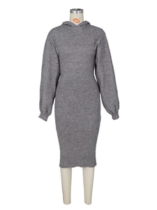 Robe longue en tricot à capuche pour femme grise avec manches lanternes sur mannequin