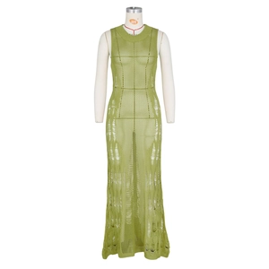 Dettaglio del vestito lungo in maglia verde con trama a rete ampia e design traforato