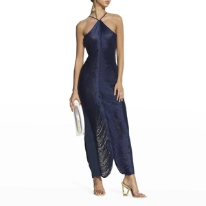 Dettaglio dell'abito blu scuro con scollo all'americana, frange e elegante design a schiena nuda