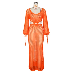 Détail de la robe en maille orange avec découpes à la taille et connecteur à anneau