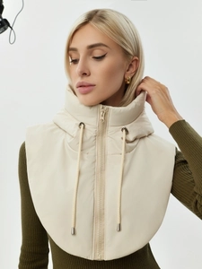 Plastron à capuche matelassé beige amovible avec col montant zippé et cordons réglables