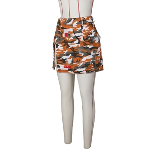 Détail d'une mini-jupe camouflage avec poches cargo et bordure effilochée vintage