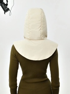 Vue arrière du faux col à capuche matelassé beige sur un pull en maille vert foncé