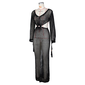 Détail d'une robe longue noire au crochet avec maille ajourée et découpes à la taille