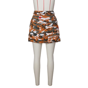 Détail de la mini-jupe camouflage avec poche latérale utilitaire et ourlet effiloché