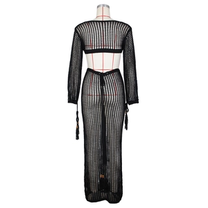 Détail d'un ensemble deux pièces en crochet noir avec tricot ajouré et cordon à glands