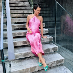 Abito midi sexy rosa fucsia con frange e scollo all'americana e tacchi verde smeraldo