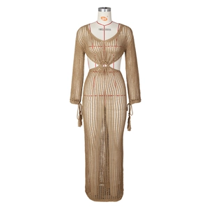 Détail d'une robe longue au crochet avec découpe à la taille et cordons à franges