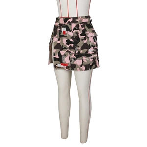 Détail d'une mini-jupe camouflage rose avec poches cargo et bords effilochés usés