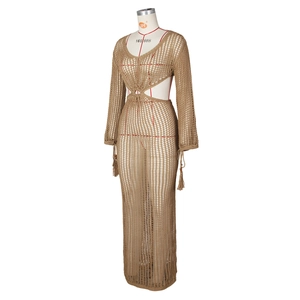 Détail de la robe maxi au crochet kaki avec motifs ajourés et pompons décoratifs
