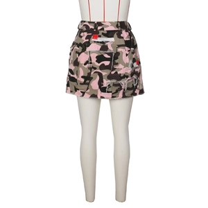 Détails d'une jupe camouflage rose avec poches cargo et design à bords effilochés