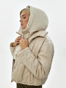 Détail du col amovible à capuche beige matelassé avec texture cuir PU et coutures ondulées