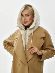 Détail d'un manteau en laine camel avec un col à capuche rembourré blanc et des boutons