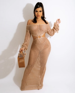 Détail de la robe en maille beige avec découpes latérales et anneau central design