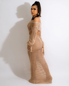 Détail d'une robe maxi en crochet avec découpes à la taille et détails de glands