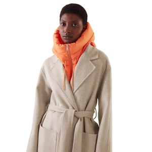 Détail d'un manteau en laine avec capuche en duvet orange contrastée et ceinture