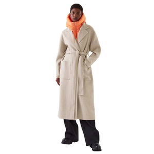 Détail d'un manteau en laine avoine avec grands revers et col amovible à capuche orange