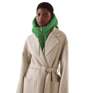 Vue détaillée d'un col à capuche amovible vert vif sur un manteau en laine beige