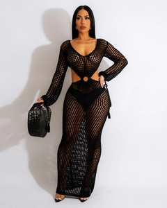 Détail de robe longue en maille noire avec découpes à la taille et anneau métallique